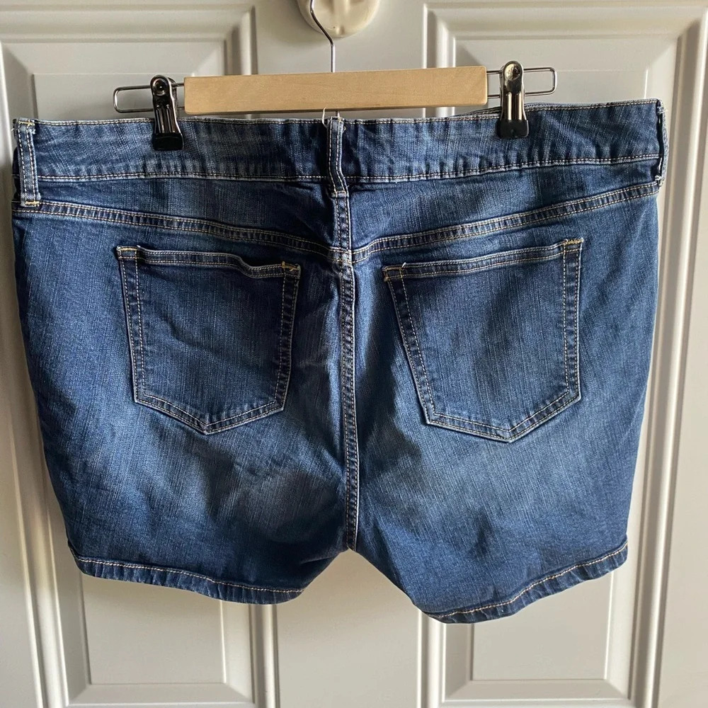 Torrid 98% Cotton Jean Shorts Medium Wash Button Fly 3” Inseam Size 18 EUC - Picture 6 of 9